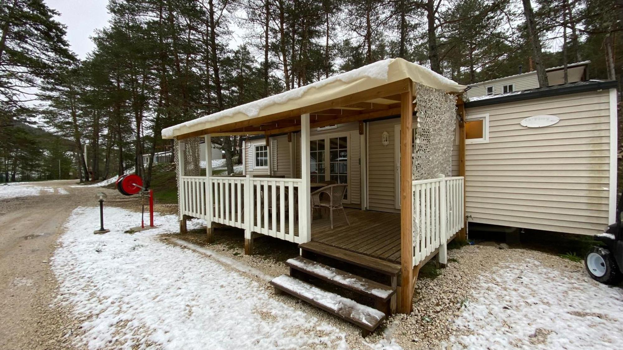 Mobilhome Comfort A La Montagne Saint-Auban  エクステリア 写真